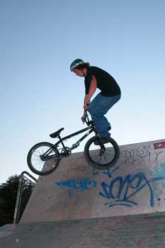 Kevin Kalkoff en wall-ride-to-whip