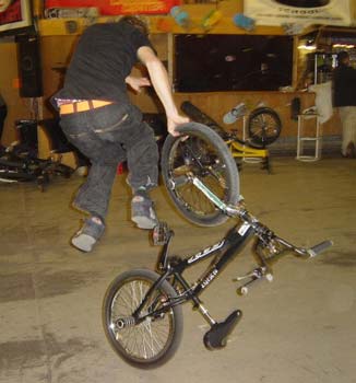 Steven en upsidedown-wheele-jump-to-rolling-caboose